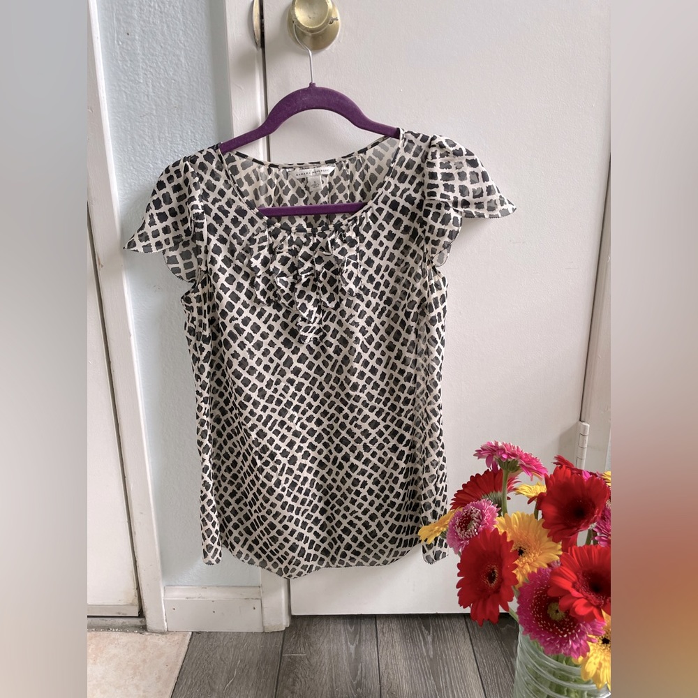 Classic BANANA REPUBLIC size: S.  💯% silk blouse EUC